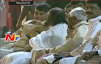 Sri Sri Ravi Shankar Participates in Krishna Harathi at Vijayawada