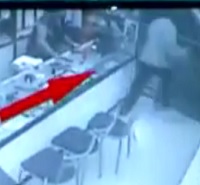 Brave Woman catches thief at jewellery shop in Bangalore