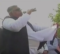 SP Candidate Sujat Alam Hits Himself With Shoes In Campaign | Bulandshahr